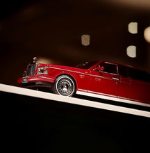 Load image into Gallery viewer, GFCC 1:64 HEC Red 1998 Silver Spur Park Ward Model Diecast Metal Car New Collection

