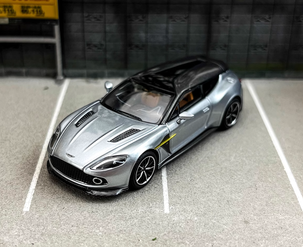 King 1:64 Silver Vanquish Zagato Hatchback Sports Model Diecast Metal Car New Collection