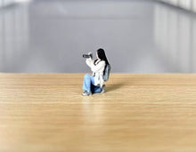 Load image into Gallery viewer, 1:64 Painted Figure Model Miniature Resin Diorama Sand Kneeling Pose Camera Lady
