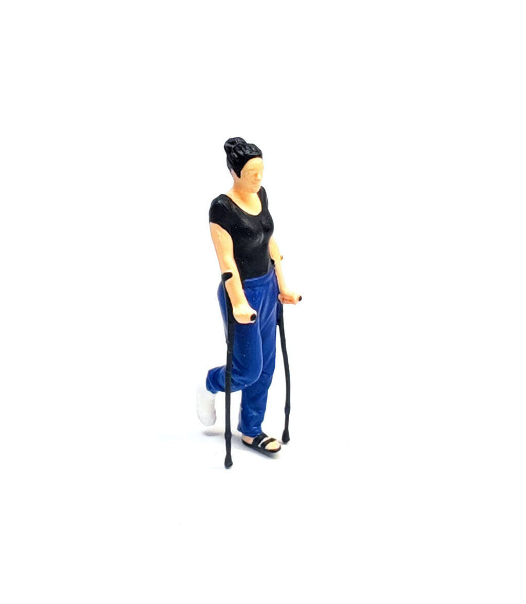 1:64 Painted Figure Mini Model Miniature Resin Diorama Sand Women on Crutches