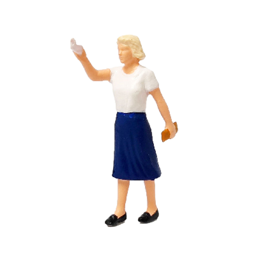 1:64 Painted Figure Mini Model Miniature Resin Diorama Sand Handkerchief Lady