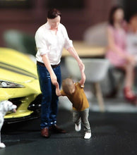 Load image into Gallery viewer, 1:64 Painted Figure Model Miniature Resin Diorama Sand Father and Son Playing New
