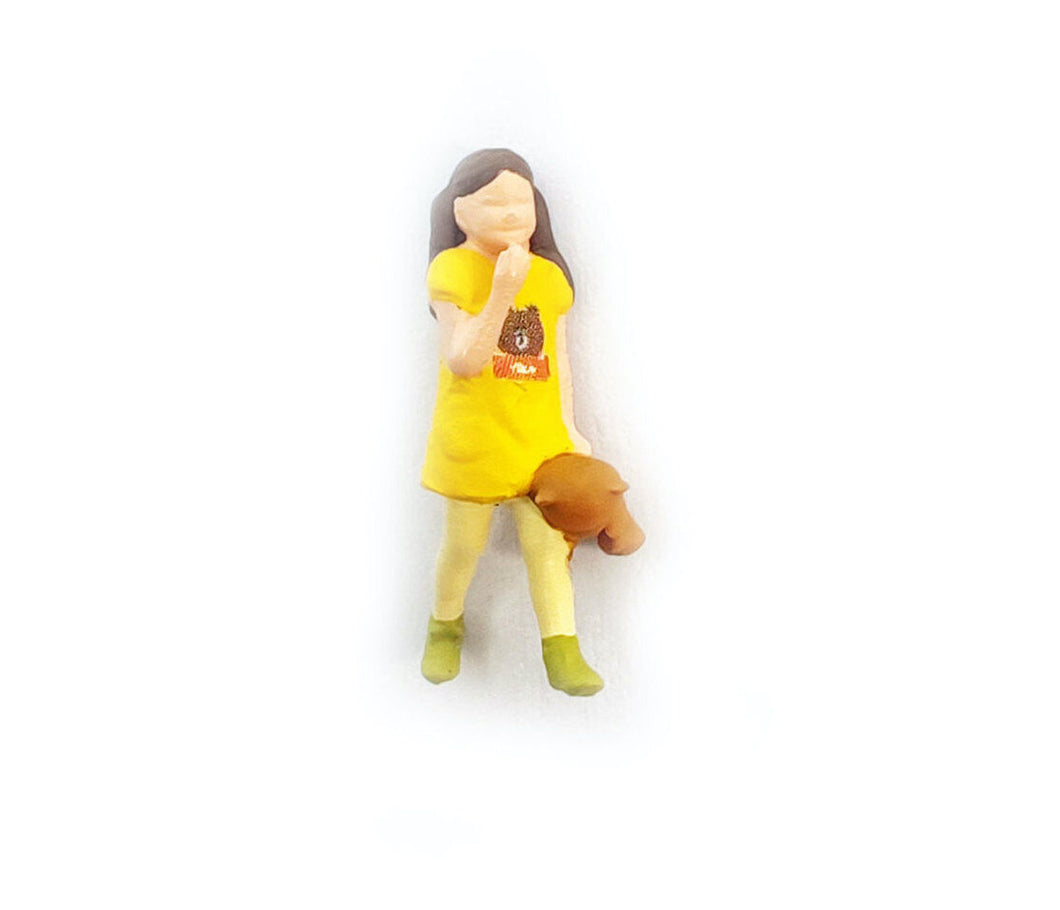 1:64 Painted Figure Mini Model Miniature Resin Diorama Girl holding Bear Walking
