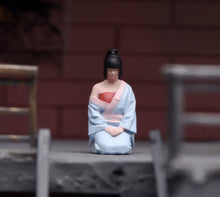 Load image into Gallery viewer, 1:64 Painted Figure Model Miniature Resin Sand Diorama Japanese Woman Kimono New
