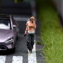 Load image into Gallery viewer, 1:24 Painted Figure Model Miniature Resin Diorama Sand Walking Sunglasses Girl
