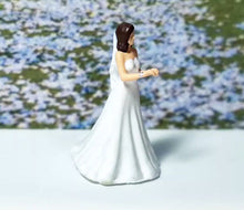 Load image into Gallery viewer, 1:64 Painted Figure Mini Model Miniature Resin Diorama Set Wedding Couple Sand
