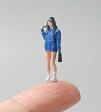Load image into Gallery viewer, 1:64 Painted Figure Mini Model Miniature Resin Diorama Sand Girl In Blue Hoodies New
