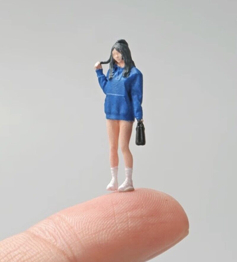 1:64 Painted Figure Mini Model Miniature Resin Diorama Sand Girl In Blue Hoodies New