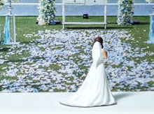Load image into Gallery viewer, 1:64 Painted Figure Mini Model Miniature Resin Diorama Set Wedding Couple Sand
