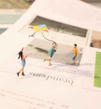 Load image into Gallery viewer, 1:64 Painted Figure Model Miniature Resin Diorama Outdoor Family Day Kiteflying
