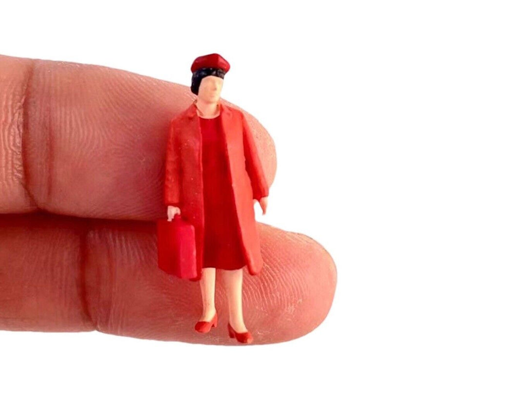 1:64 Painted Figure Model Miniature Resin Diorama Elegant Woman Kid with Ball