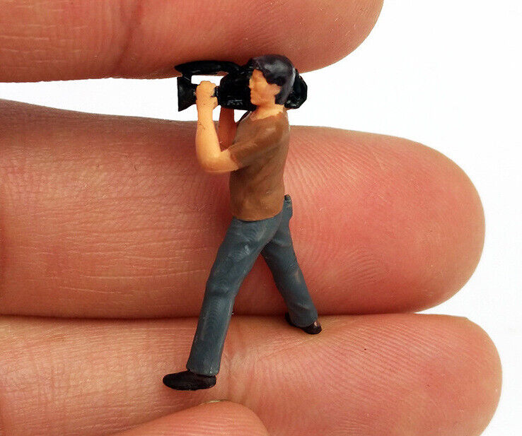 1:64 Painted Figure Mini Model Miniature Resin Diorama Camera Man Photographer