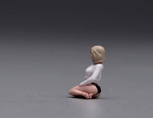 Load image into Gallery viewer, 1:64 Painted Figure Model Miniature Resin Sand Kneeling Beauty Woman Girl Blond
