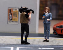 Load image into Gallery viewer, 1:64 Painted Figure Model Miniature Resin Diorama Toy Journalist Interview Set
