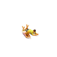 Load image into Gallery viewer, 1:64 Painted Figure Mini Model Miniature Resin Diorama Picnic Mat Camping Couple
