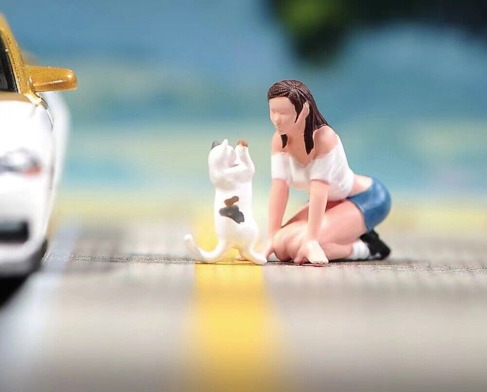 1:64 Painted Figure Model Miniature Resin Diorama Sand Girl Teasing Cat Lady Toy Collection