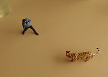 Load image into Gallery viewer, 1:64 Painted Figure Model Miniature Resin Diorama Sand Wild Photographer Tiger
