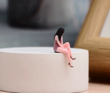 Load image into Gallery viewer, 1:64 Painted Figure Model Miniature Resin Diorama Toy Sand Sitting Sexy Woman
