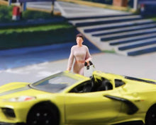 Load image into Gallery viewer, 1:64 Painted Figure Model Miniature Resin Diorama Sand Walking Lady With Bag Toy
