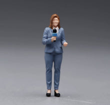 Load image into Gallery viewer, 1:24 Painted Figure Model Miniature Resin Diorama  Journalist Interview Set
