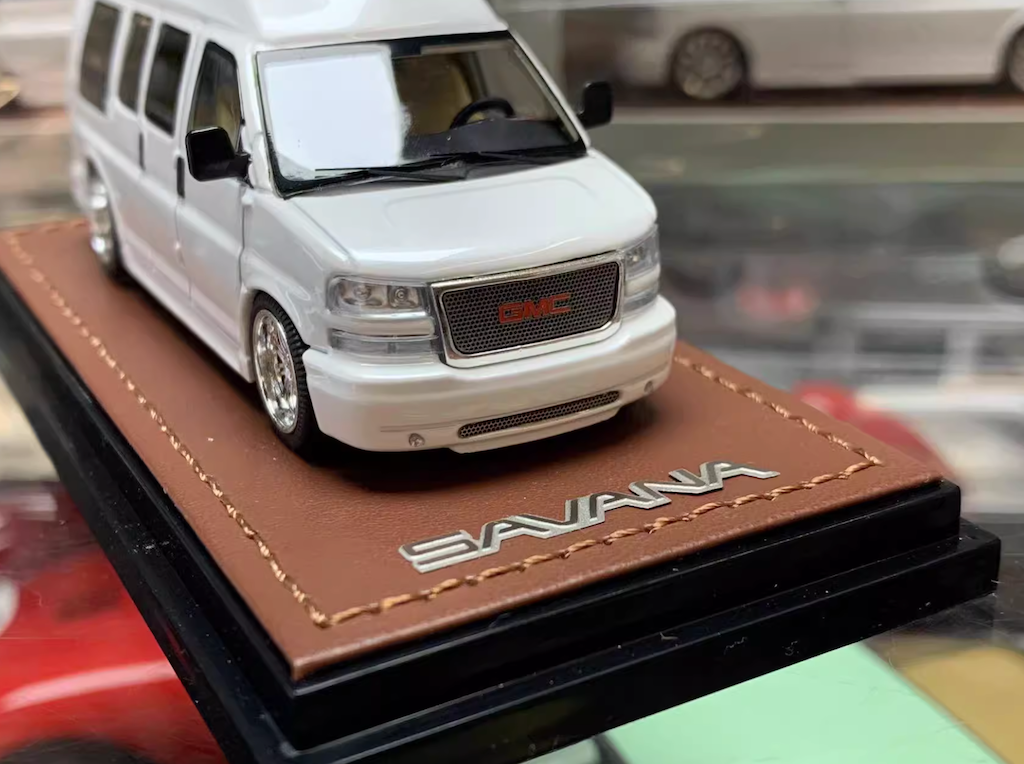 GOC 1:64 White GMC Savana Cutaway Van MPV RV Model Diecast Metal GOC 1:64 White GMC Savana Cutaway Van MPV RV Model Diecast Metal