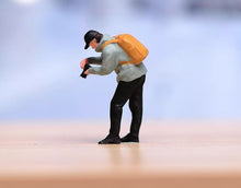 Load image into Gallery viewer, 1:24 Painted Figure Model Miniature Resin Diorama Sand Camera Man Photographer A
