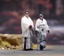Load image into Gallery viewer, 1:64 Painted Figure Model Miniature Resin Sand Kimono Style Couple Man Woman
