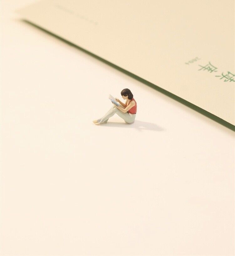 1:64 Painted Figure Model Miniature Resin Diorama Sand Toy Reading Chairs People