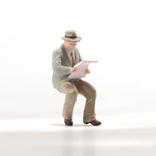 Load image into Gallery viewer, 1:64 Painted Figure Model Miniature Resin Diorama Sand Man Lady Cat Wind Coat New
