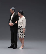 Load image into Gallery viewer, 1:24 Painted Figure Model Miniature Resin Diorama Sand Aged Couple Husband Wife
