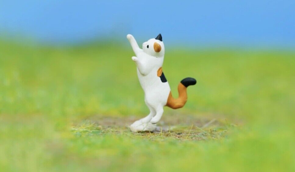 1:64 Painted Figure Model Miniature Resin Diorama Sand Pet Walk Cat Kitten Toy