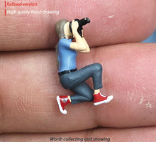 Load image into Gallery viewer, 1:64 Painted Figure Mini Model Miniature Resin Diorama Shooting Star Camera Man
