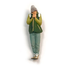 Load image into Gallery viewer, 1:64 Painted Figure Mini Model Miniature Resin Diorama Winter Man Feels Cold G
