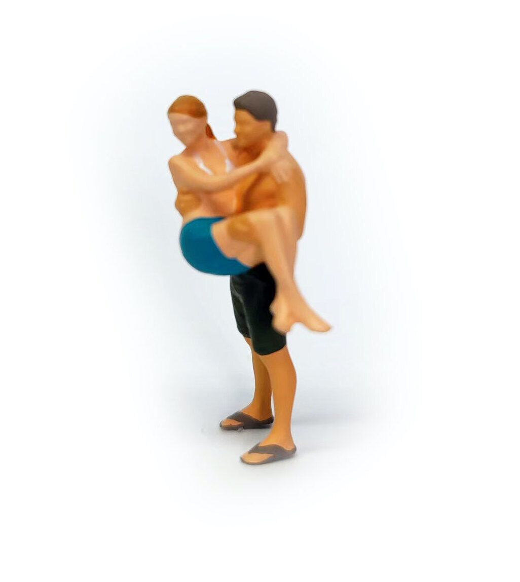 1:64 Painted Figure Mini Model Miniature Resin Diorama Beach Couple Embrace Swim