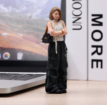 Load image into Gallery viewer, 1:24 Painted Figure Model Miniature Resin Diorama Fashion Short Brown Hair Woman
