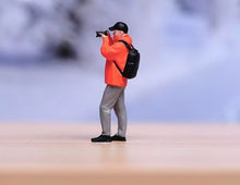 Load image into Gallery viewer, 1:64 Painted Figure Model Miniature Resin Diorama Sand Camera Man Photographer
