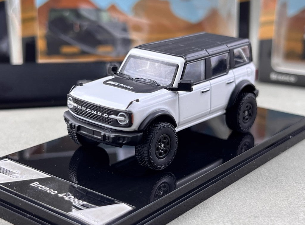 Shadow 1:64 White Bronco ORV SUV 4 Doors Sports Model Diecast Metal Car New Collection