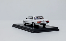 Load image into Gallery viewer, Maxwell 1:64 White 450SEL W116 Sedan Classic Sport Model Diecast Metal Car New

