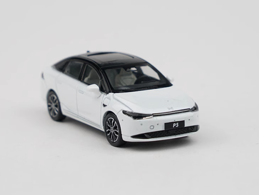 XCARTOY 1:64 White Xpeng P5 EV Sedan Sports Model Diecast Metal Car New Collection