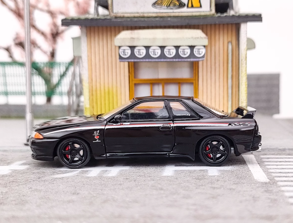 FH 1:64 Black Skyline GTR R32 Nismo S-Tune Sports Model