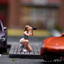 Load image into Gallery viewer, 1:24 Painted Figure Model Miniature Resin Diorama  Sand Beauty Photographer
