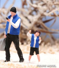 Load image into Gallery viewer, 1:64 Painted Figure Model Miniature Resin Diorama Sand Casual Man Kid Boy Toy
