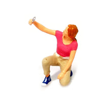 Load image into Gallery viewer, 1:64 Painted Figure Mini Model Miniature Resin Diorama Selfie Selfportial Set A

