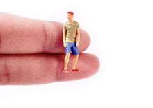 Load image into Gallery viewer, 1:64 Painted Figure Mini Model Miniature Resin Diorama Sand Car Cleaning Scene New

