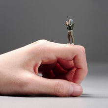 Load image into Gallery viewer, 1:64 Painted Figure Model Miniature Resin Diorama Sand Shooting Man Photographer New
