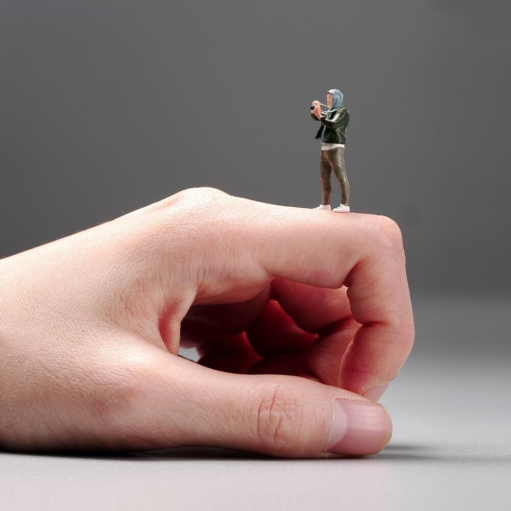 1:64 Painted Figure Model Miniature Resin Diorama Sand Shooting Man Photographer New