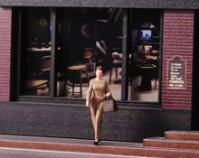 Load image into Gallery viewer, 1:64 Painted Figure Model Miniature Resin Diorama Sand Walking Lady With Bag Toy
