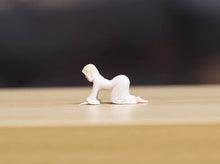 Load image into Gallery viewer, 1:24 Painted Figure Model Miniature Resin Diorama  Sand Creeping ghost Woman
