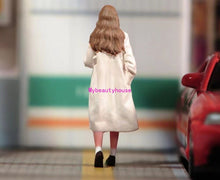 Load image into Gallery viewer, 1:24 Painted Figure Model Miniature Resin Diorama Sand Walking Girl Blone Hair
