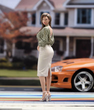Load image into Gallery viewer, 1:24 Painted Figure Model Miniature Resin Diorama Fashion Elegant Woman Lady
